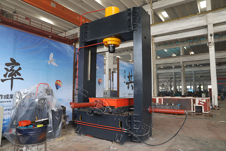 315T龍門移動側缸式液壓機(圖1)