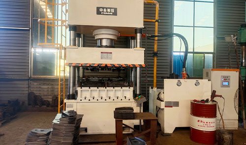 沖壓掛車懸架支架配件成型-500噸四柱液壓機(jī)