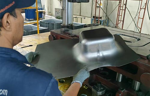 1000噸四柱液壓機-汽車變速箱油底殼生產(chǎn)設(shè)備